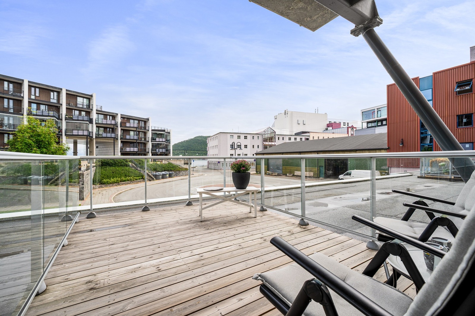 Solrikt og god plass til et utemøblement Galleribilde