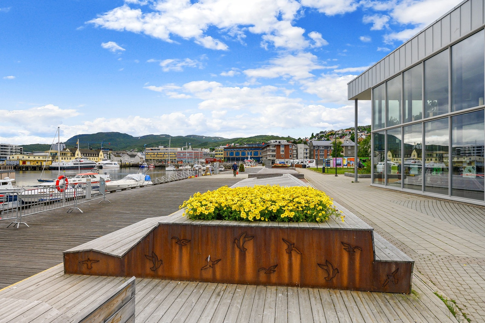 Langs Havnepromenaden kan du spasere i idylliske omgivelser inn til sentrum Galleribilde