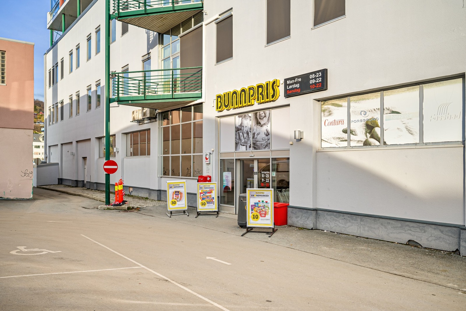 Søndagsåpen dagligvare i bygget ved siden av Galleribilde