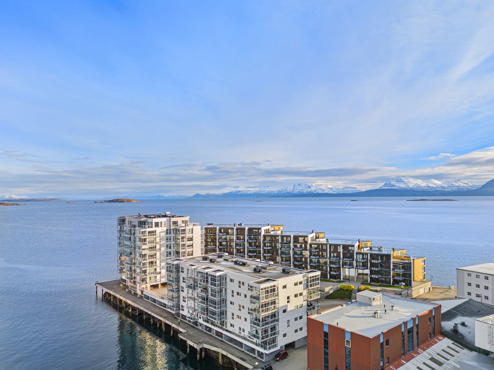 Med balkong på begge sider har du utsikt mot havet i tre retninger Galleribilde