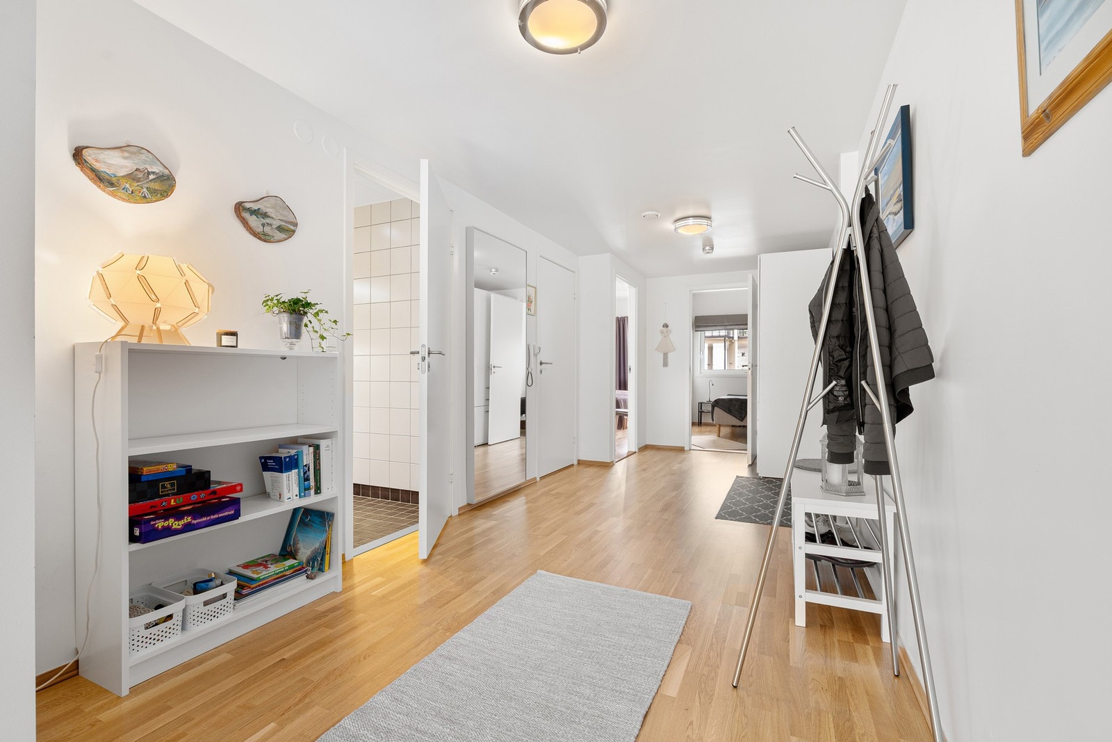 Den store gangen gir god plass til kommode, skap eller andre oppbevaringsløsninger som holder leiligheten ryddig Galleribilde