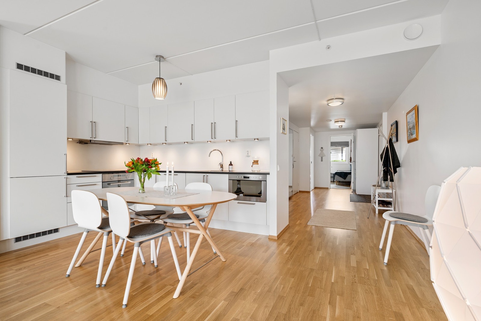 Leiligheten er gjennomgående med balkong på begge sider Galleribilde