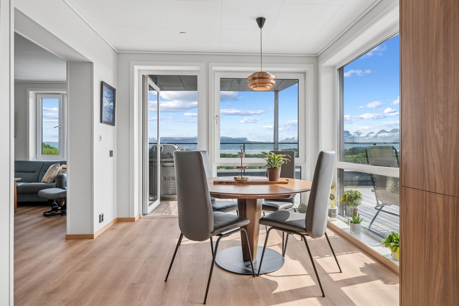 Det er utgang fra kjøkkenet til en meget romslig balkong med gode solforhold. Galleribilde