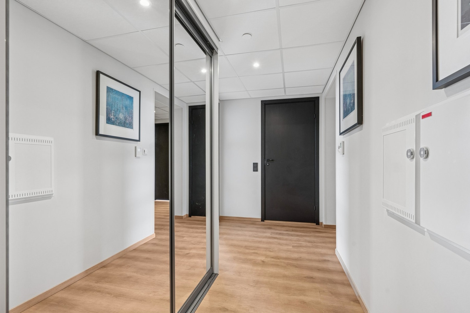 Entré med skyvedørsgarderobe. Galleribilde