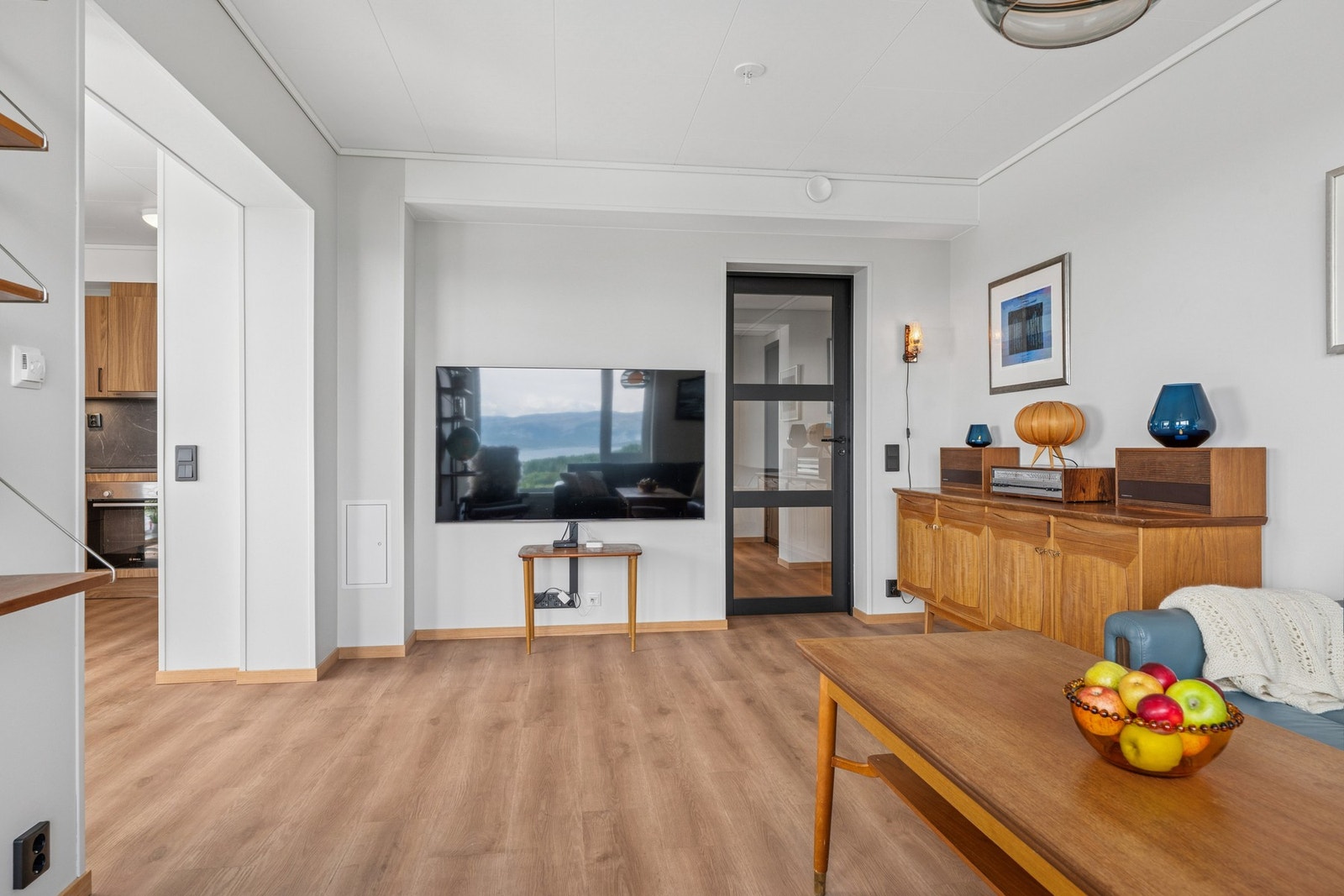 Romslig stue/kjøkken løsning med gulvvarme. Galleribilde