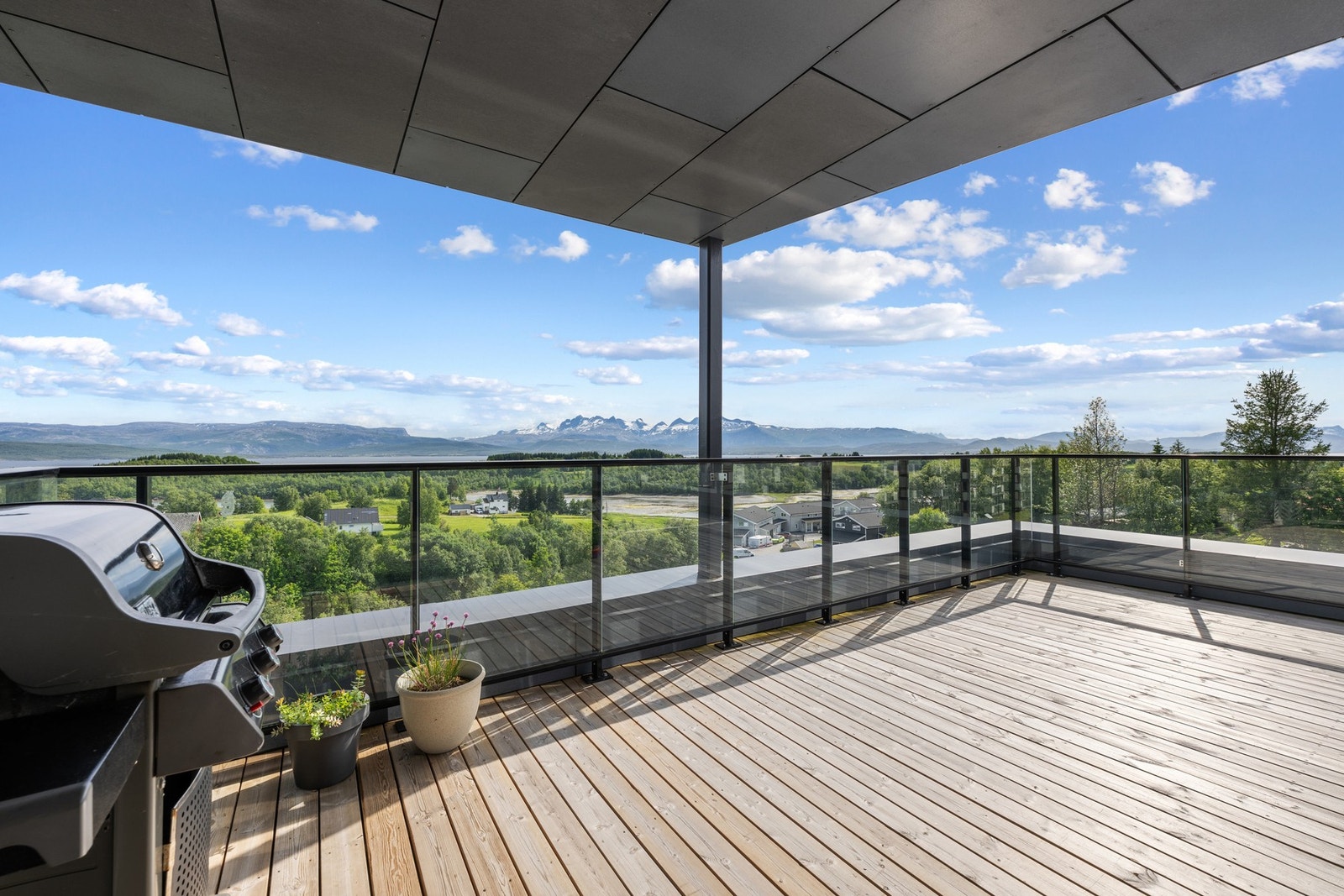 Nydelig og svært romslig balkong med god utsikt og fine solforhold! Galleribilde
