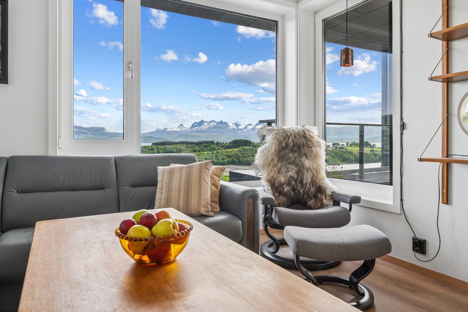 Store vindusflater bidrar til mye naturlig lys inn i boligen. Galleribilde