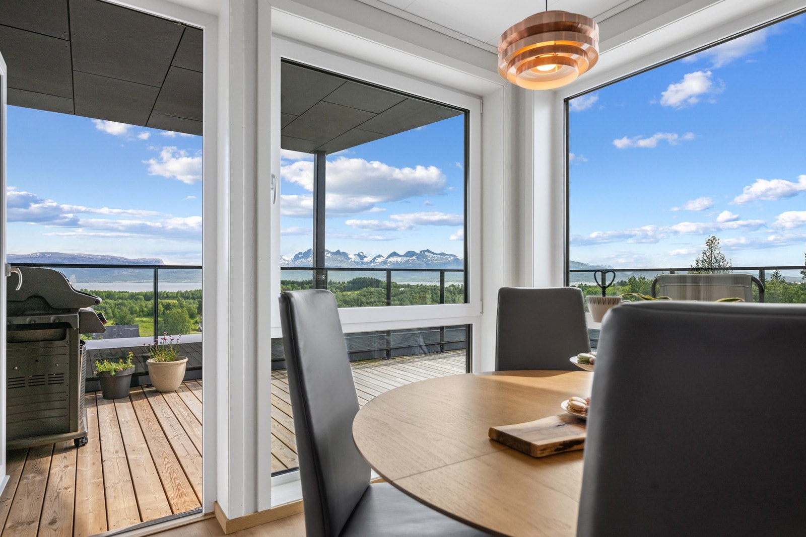 Det er utgang fra kjøkkenet til en meget romslig balkong med gode solforhold. Galleribilde