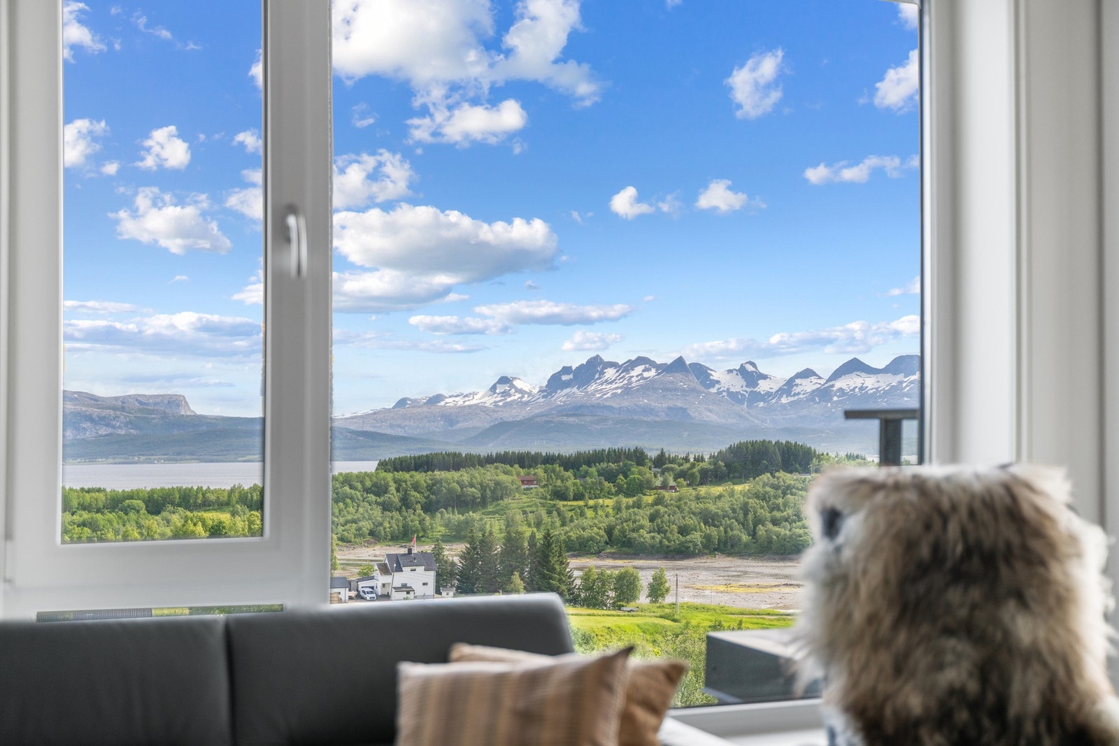 Utsikten fra stuevinduet. Galleribilde