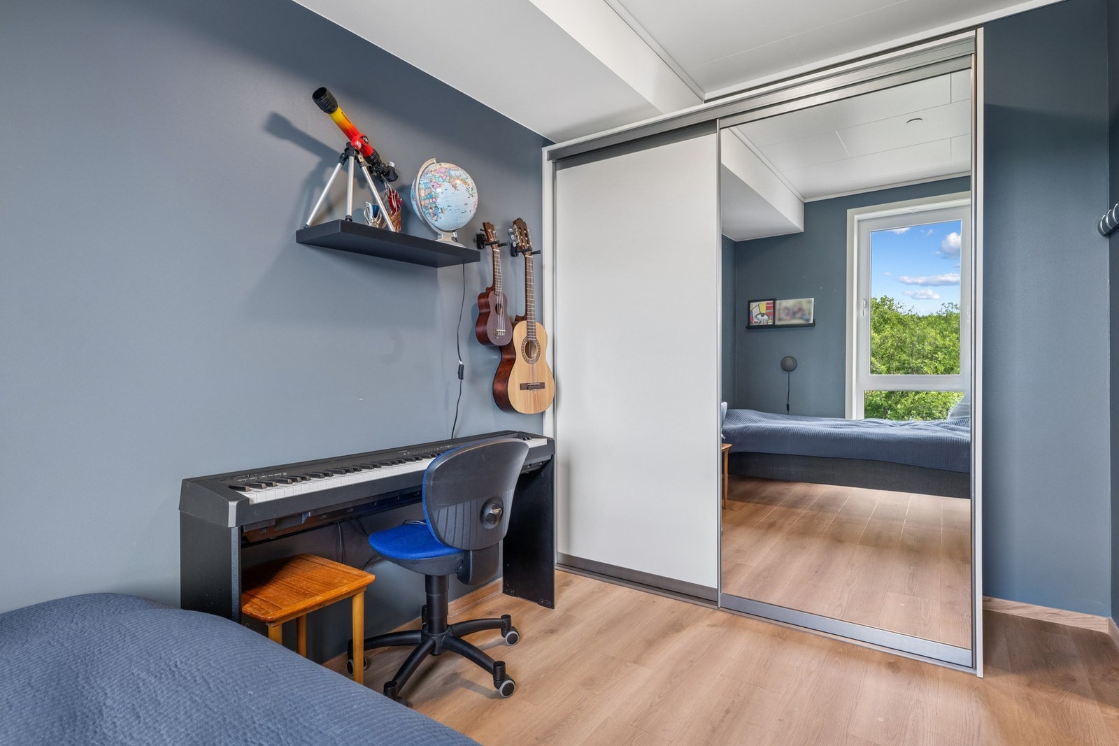 Soverom 2 med skyvedørsgarderobe. Galleribilde