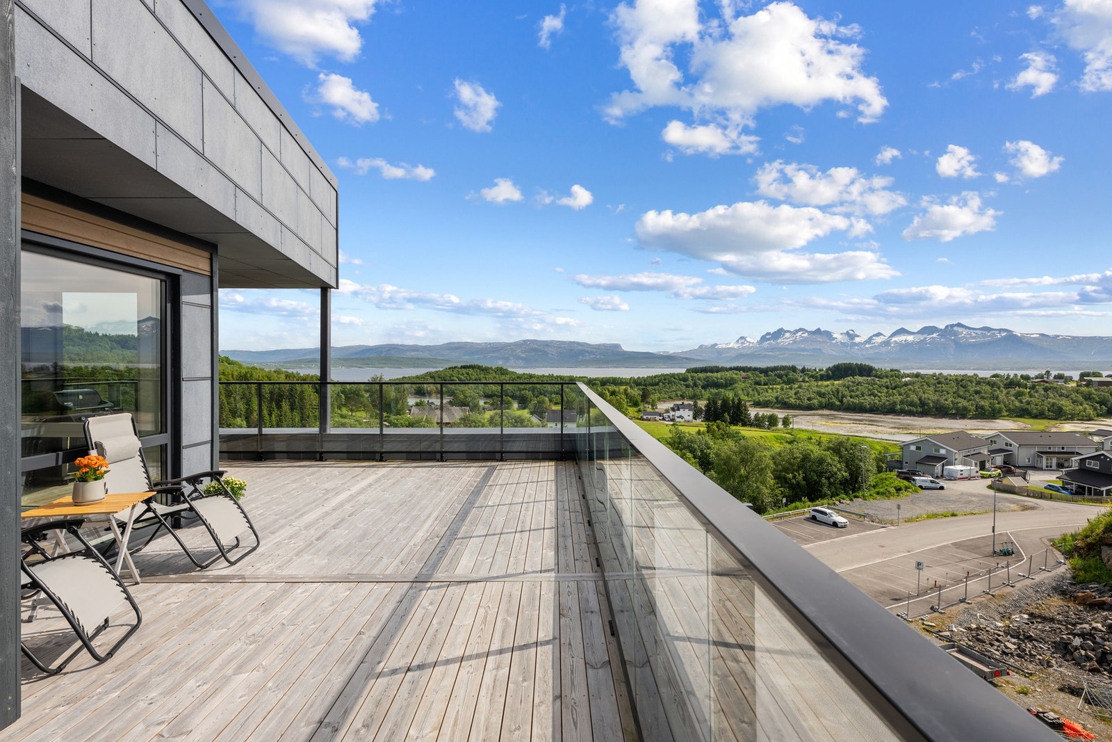 Romslig balkong på ca. 52 m² med fin utsikt. Galleribilde