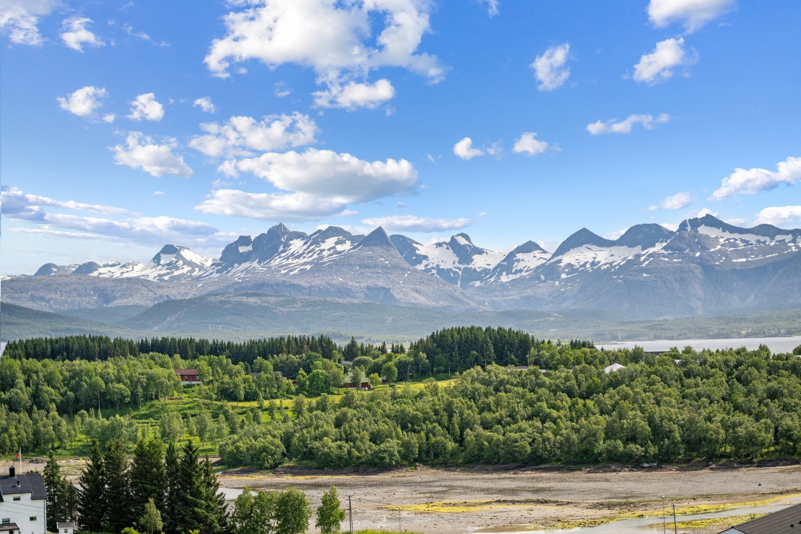 Leiligheten ligger fint til på Støver i et nyetablert boligområde, som er rolig og barnevennlig. Galleribilde