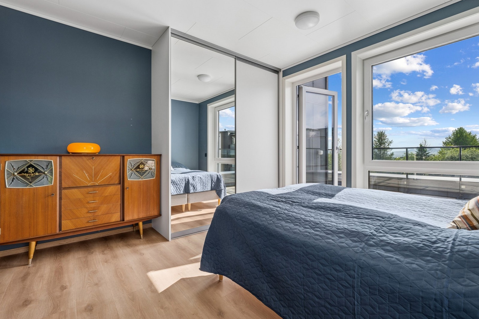 Romslig hovedsoverom med skyvedørsgarderobe og utgang til balkong. Galleribilde