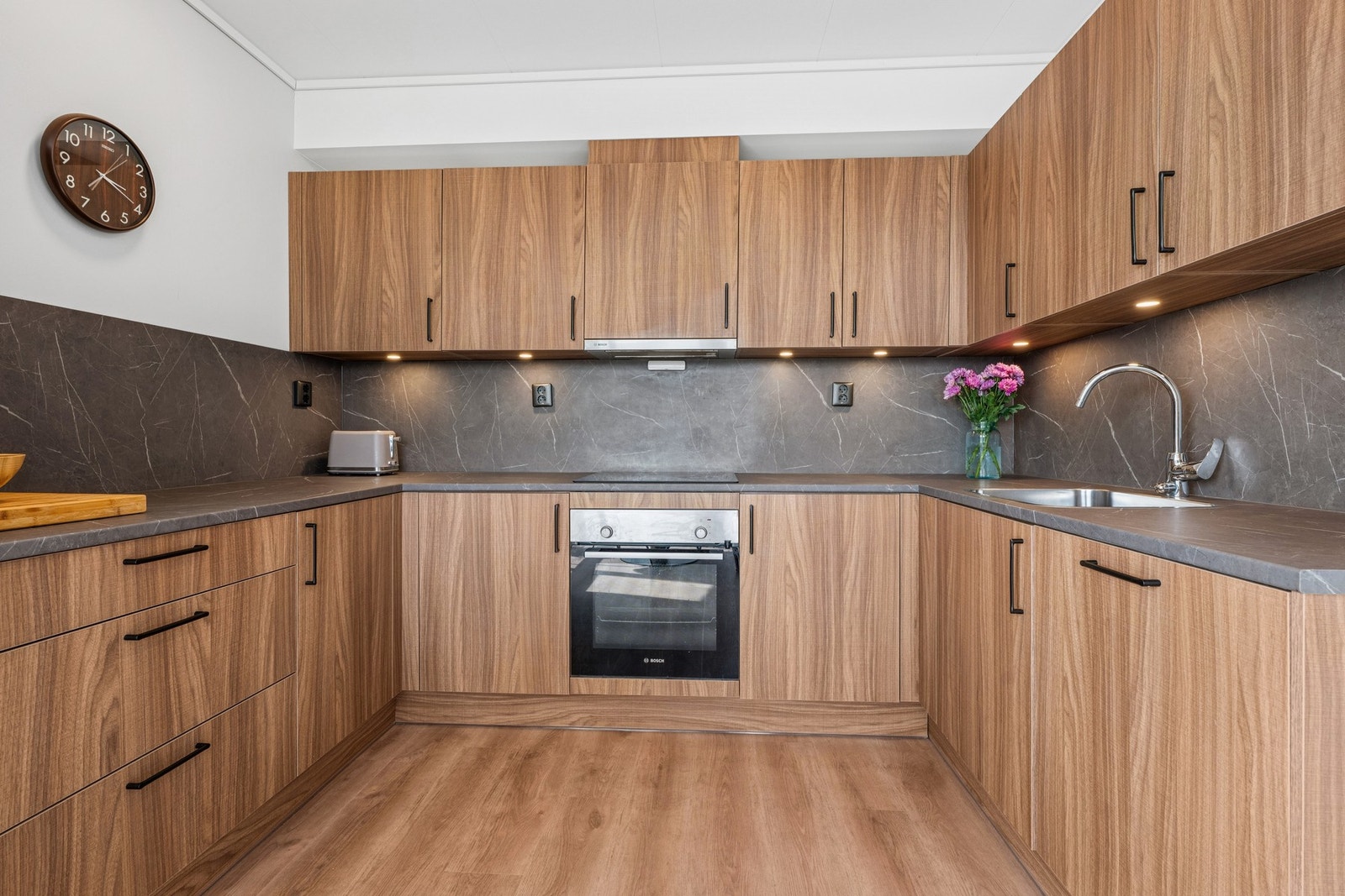 Kjøkkeninnredningen har slett utførelse, og det er mekanisk avtrekk fra komfyr. Galleribilde