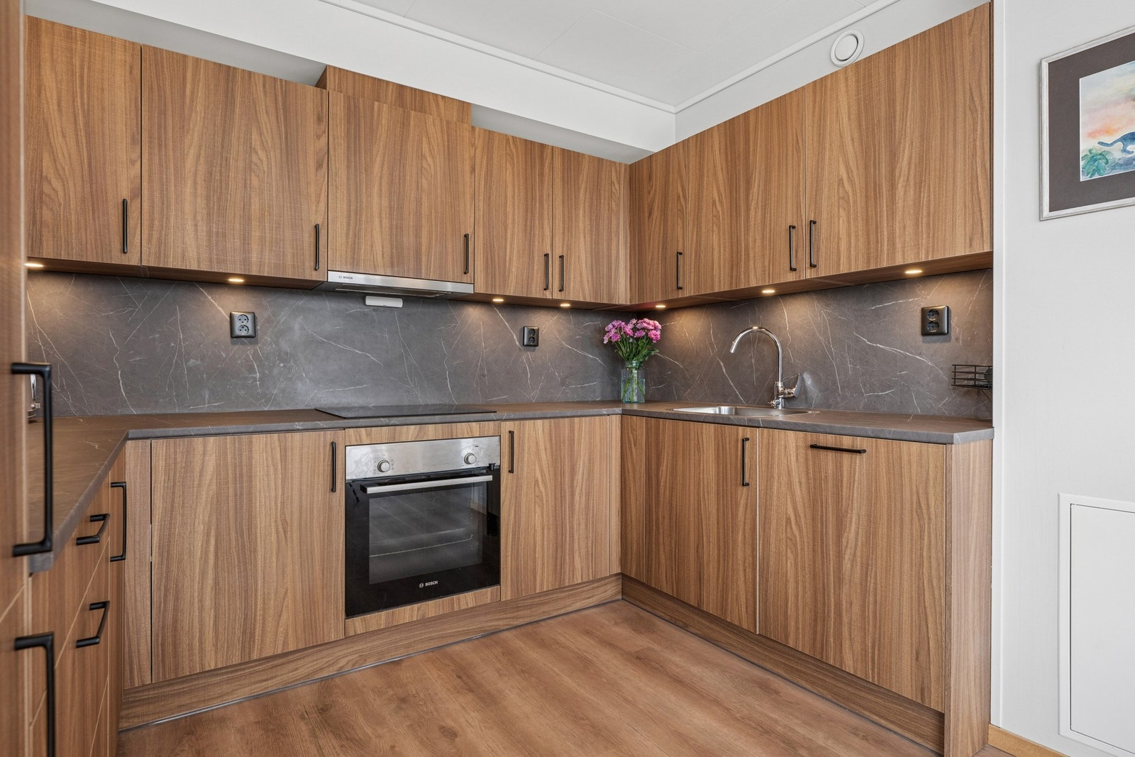 Det er integrert oppvaskmaskin, komfyr, komfyrtopp og kjøle/fryseskap. Galleribilde