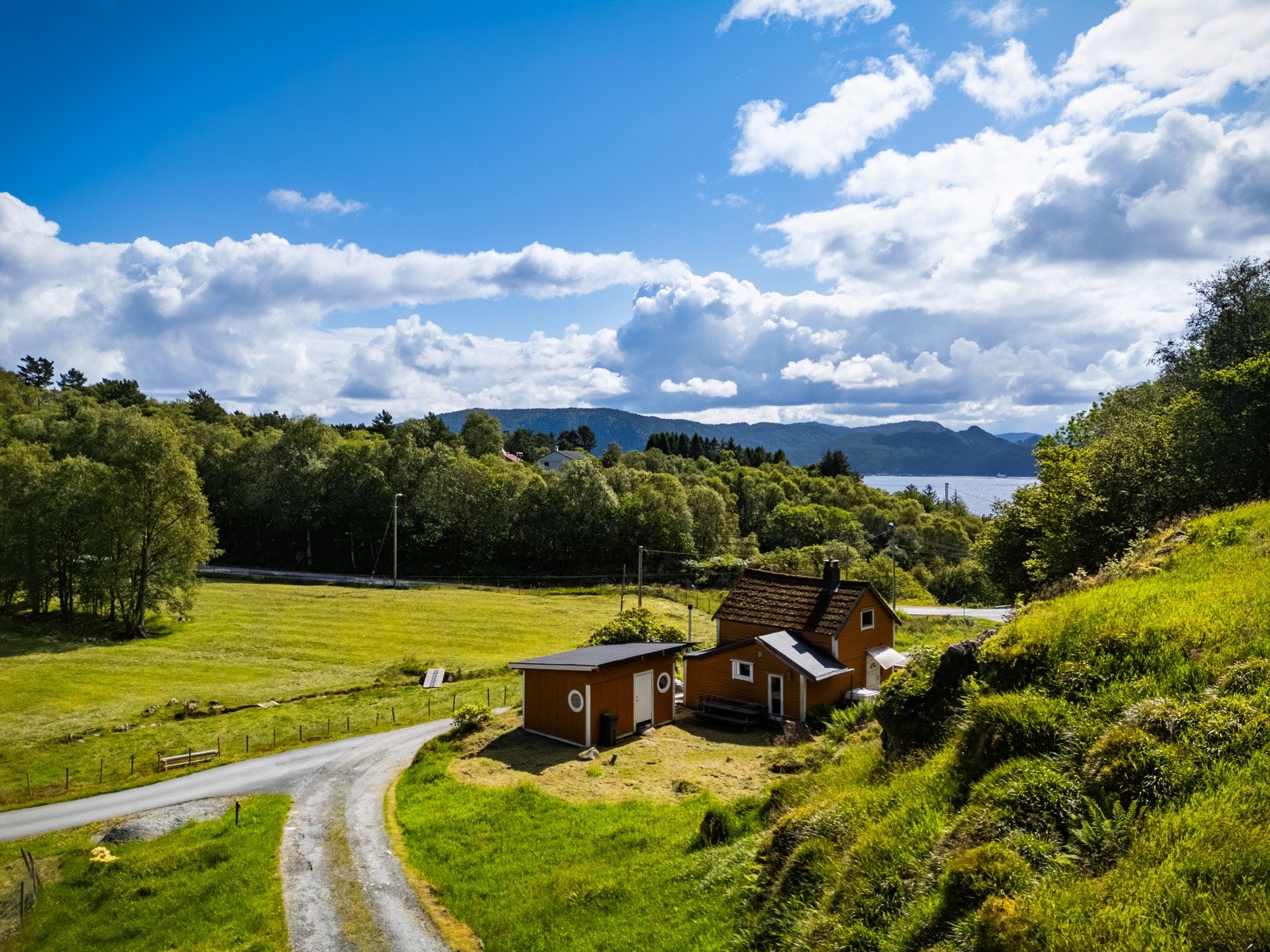 Storebø og Bekkjarvik byr begge på servicetilbud med handlesentre og alt man måtte trenge i hverdagen. Galleribilde