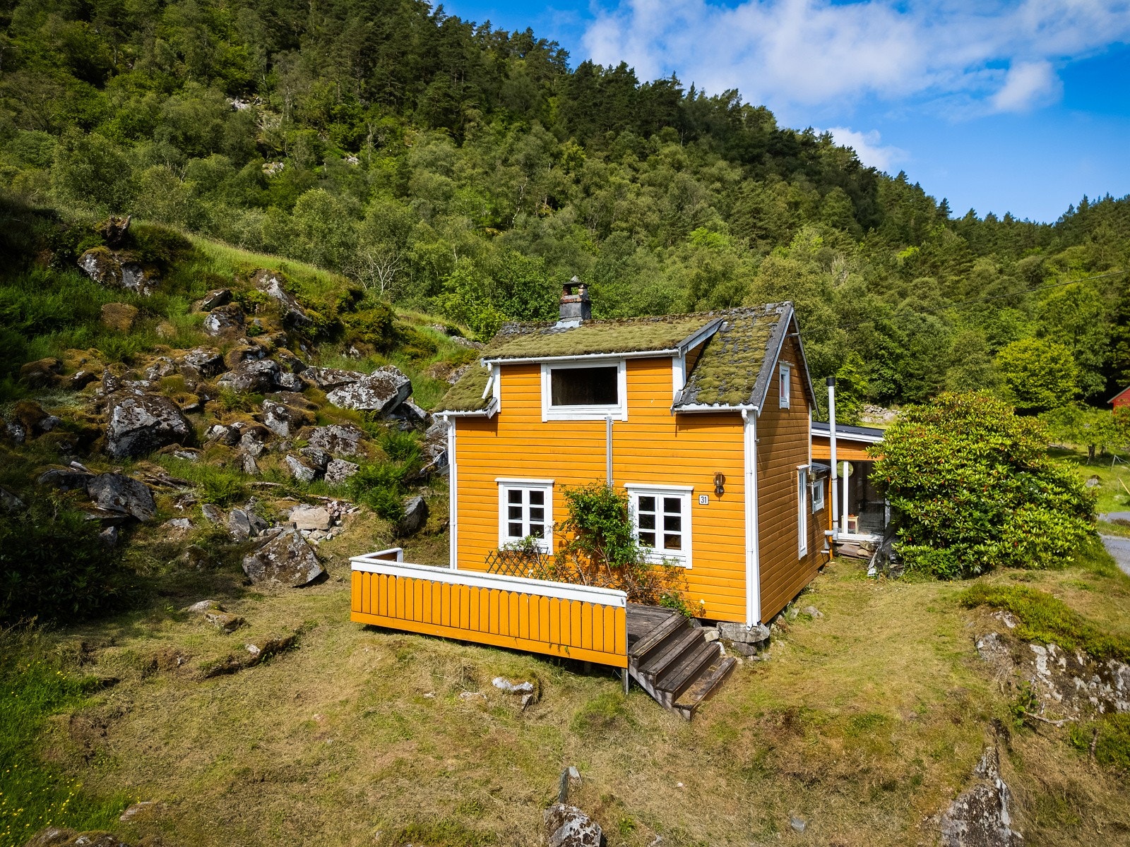 Eiendommen ligger østvendt til på Bratten på Huftarøy, ca. midt mellom Storebø og Bekkjarvik. Galleribilde