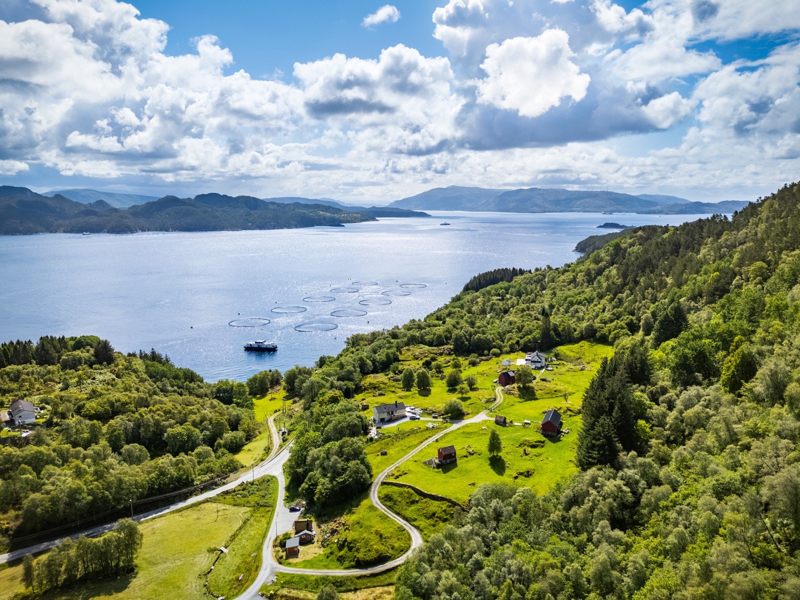 Eiendommen har fantastisk utsikt ut over Langenuen. Galleribilde