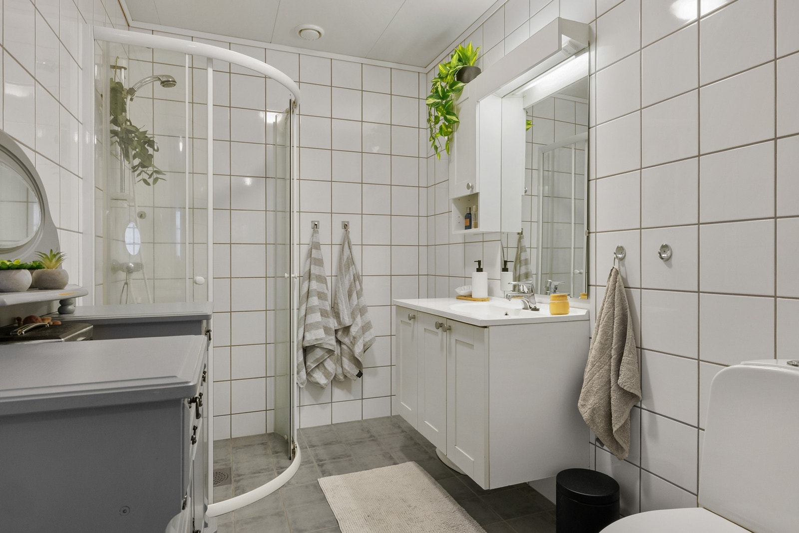 Bad med fliser på vegger og gulv Galleribilde