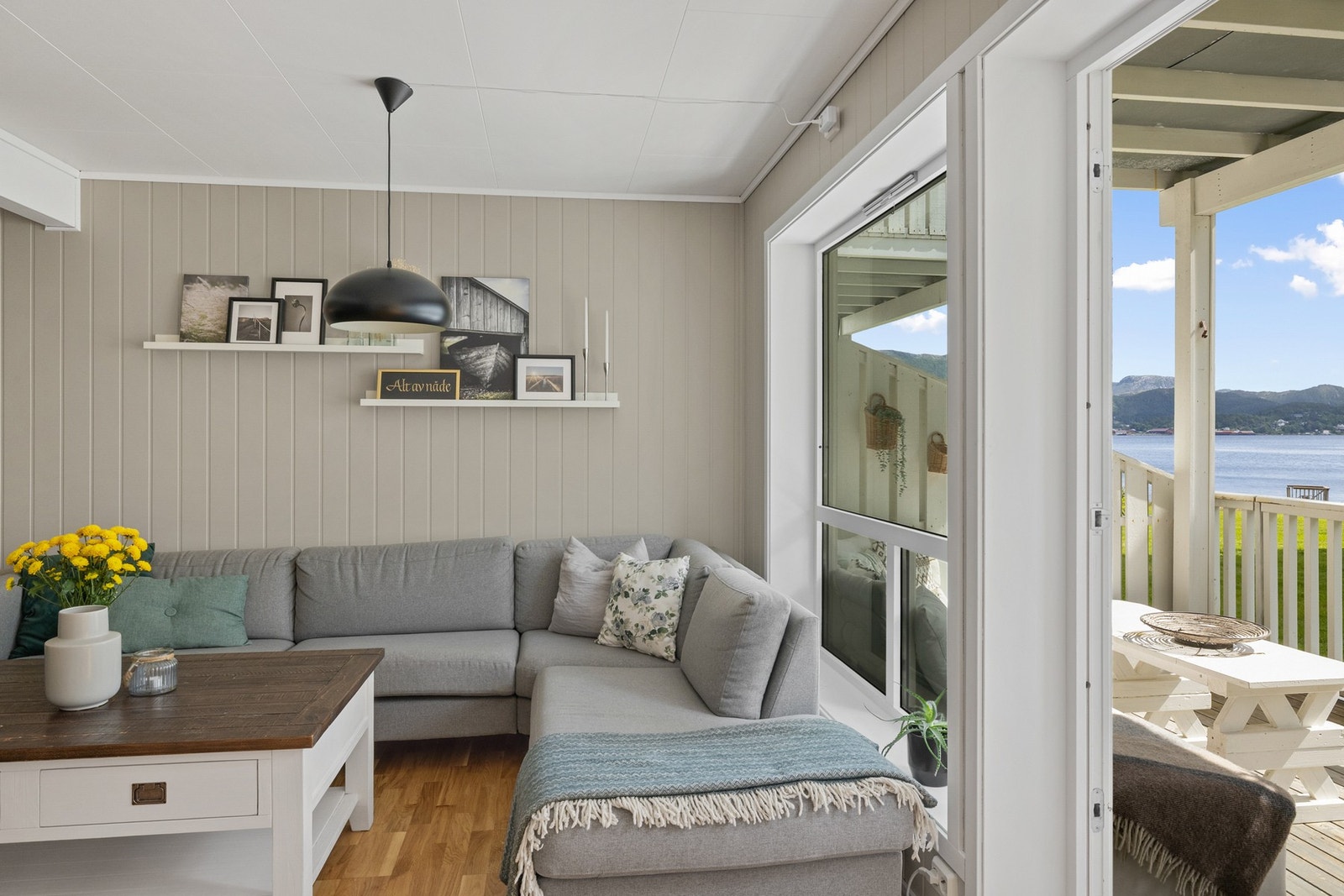 Fra stuen er det tilkomst til takoverbygd terrasse Galleribilde