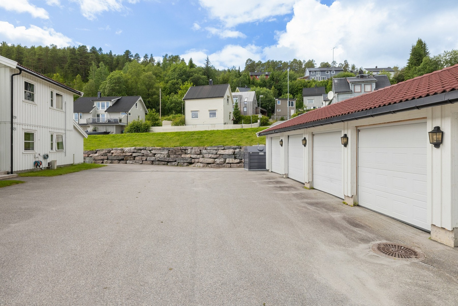 Parkering på tomten. (Det medfølger ikke garasje til denne andelen) Galleribilde