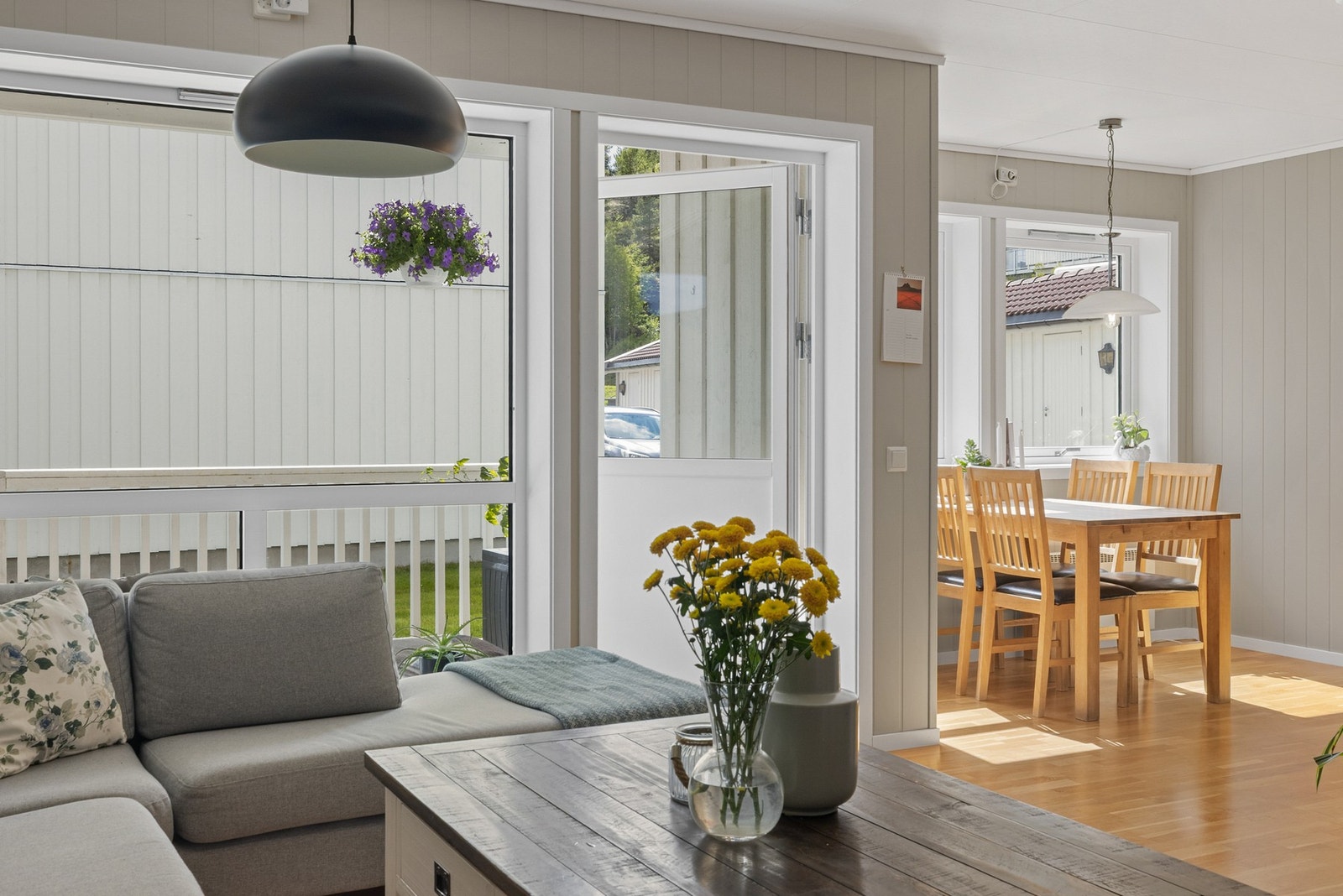 Vindusflater som tilfører rikelig med dagslys Galleribilde