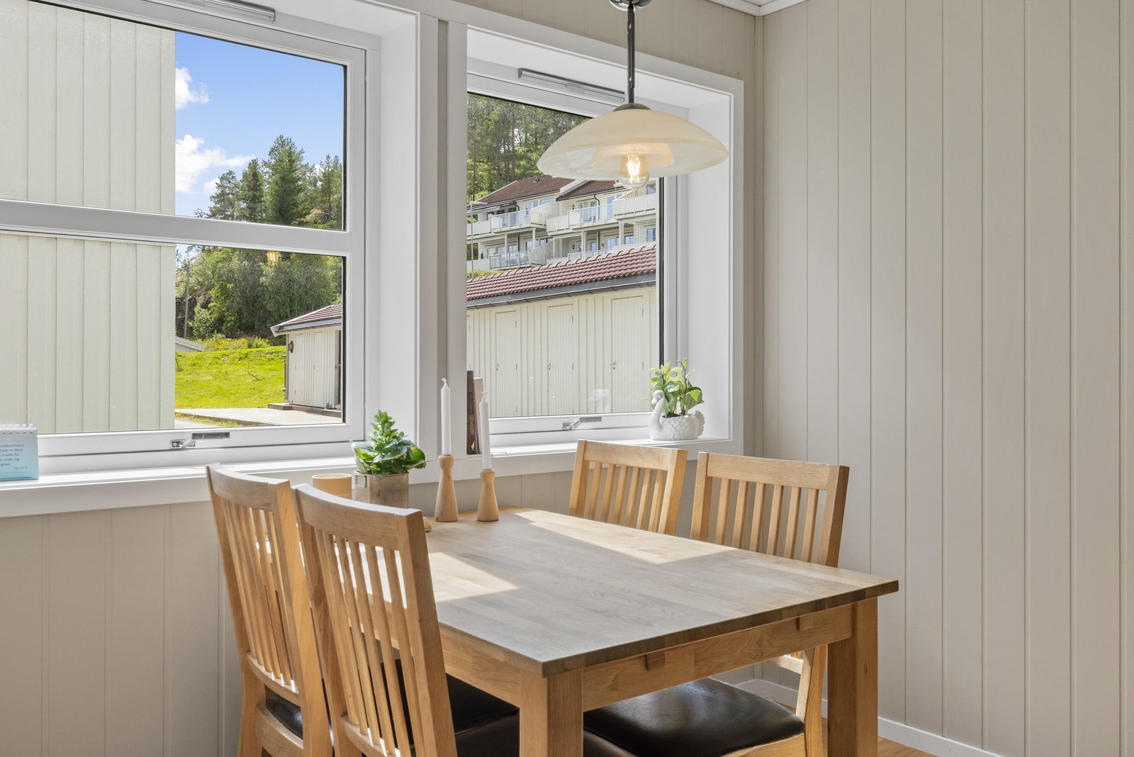 Spisesonen gir en naturlig overgang mellom stue og kjøkken Galleribilde