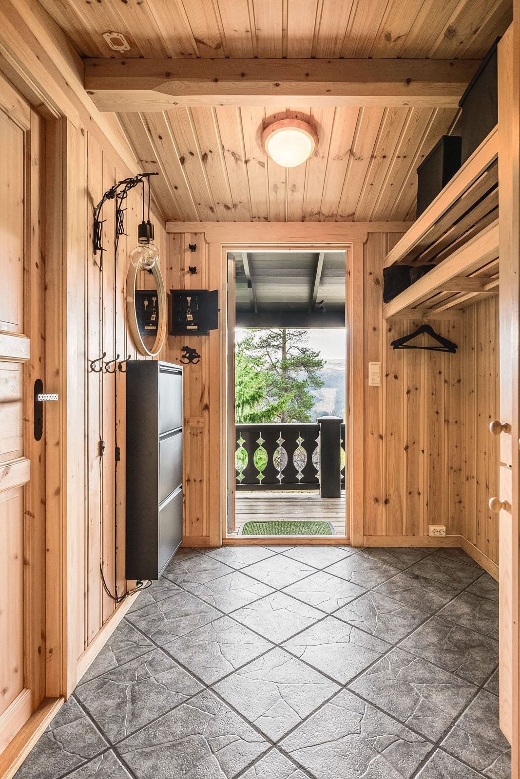 Hytta byr på flott utsyn omtrent uansett hvor du snur deg! Galleribilde