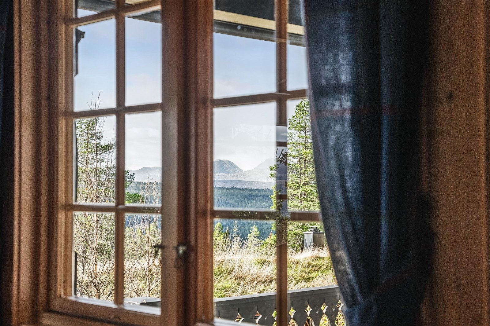 Sølen er en fjellene du ser fra både inne i hytta- og utenfor. Et mektig skue! Galleribilde