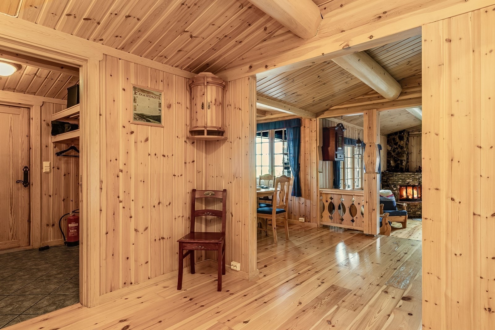 Vel inne i hytta møtes du av en åpen og lys gang med åpen adkomst inn til det sosiale allrommet. Gangen har tre soverom og bad med badstue på den ene siden, og spisestue, kjøkken og stue på den andre siden. Galleribilde