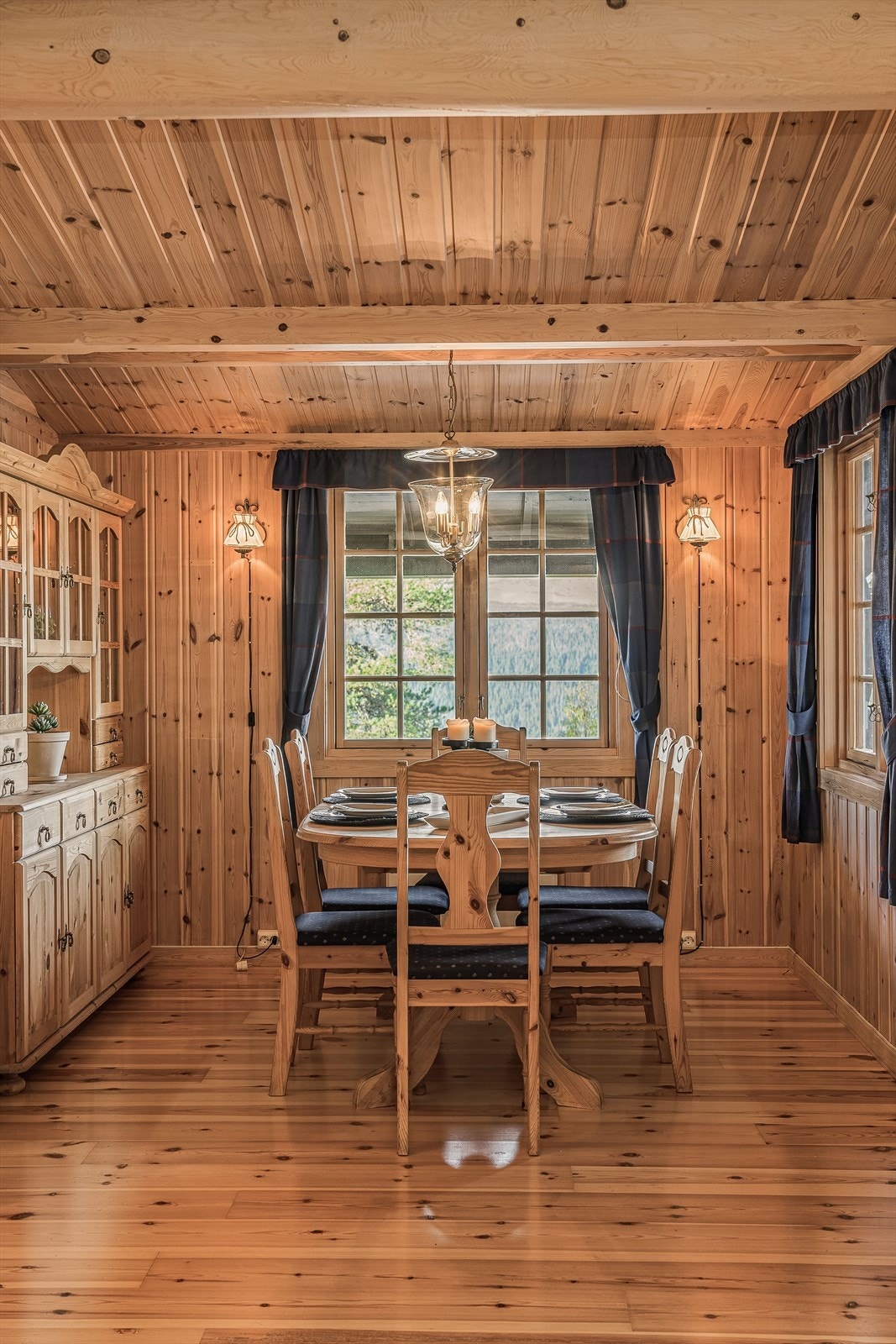 Dagens spisebord har mulighet for 2 ileggsplater og romslig plass til 10 stoler. Galleribilde