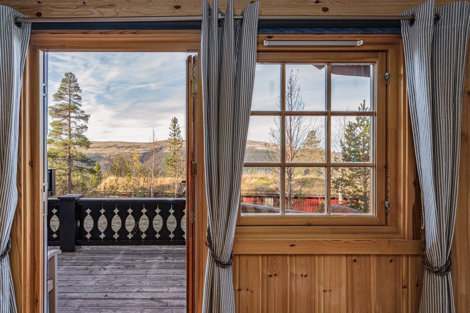 Mot vest har man flott utsikt mot Kvitvorda, som er en av flere kjente topper i kommunen. Galleribilde