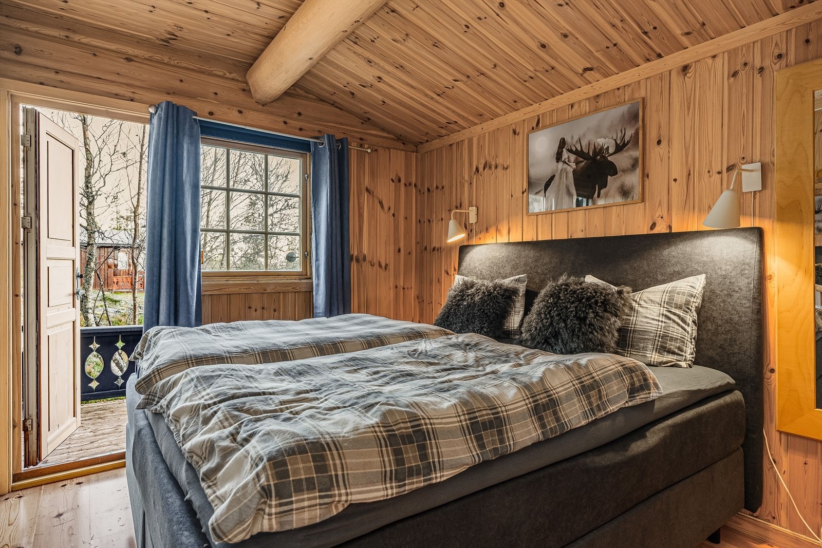 I selve hytta er det tre soverom, der hovedsoverommet er innredet med en dobbeltseng og et romslig garderobeskap. Hovedsoverommet har utgang til en egen, sørvendt veranda. Galleribilde