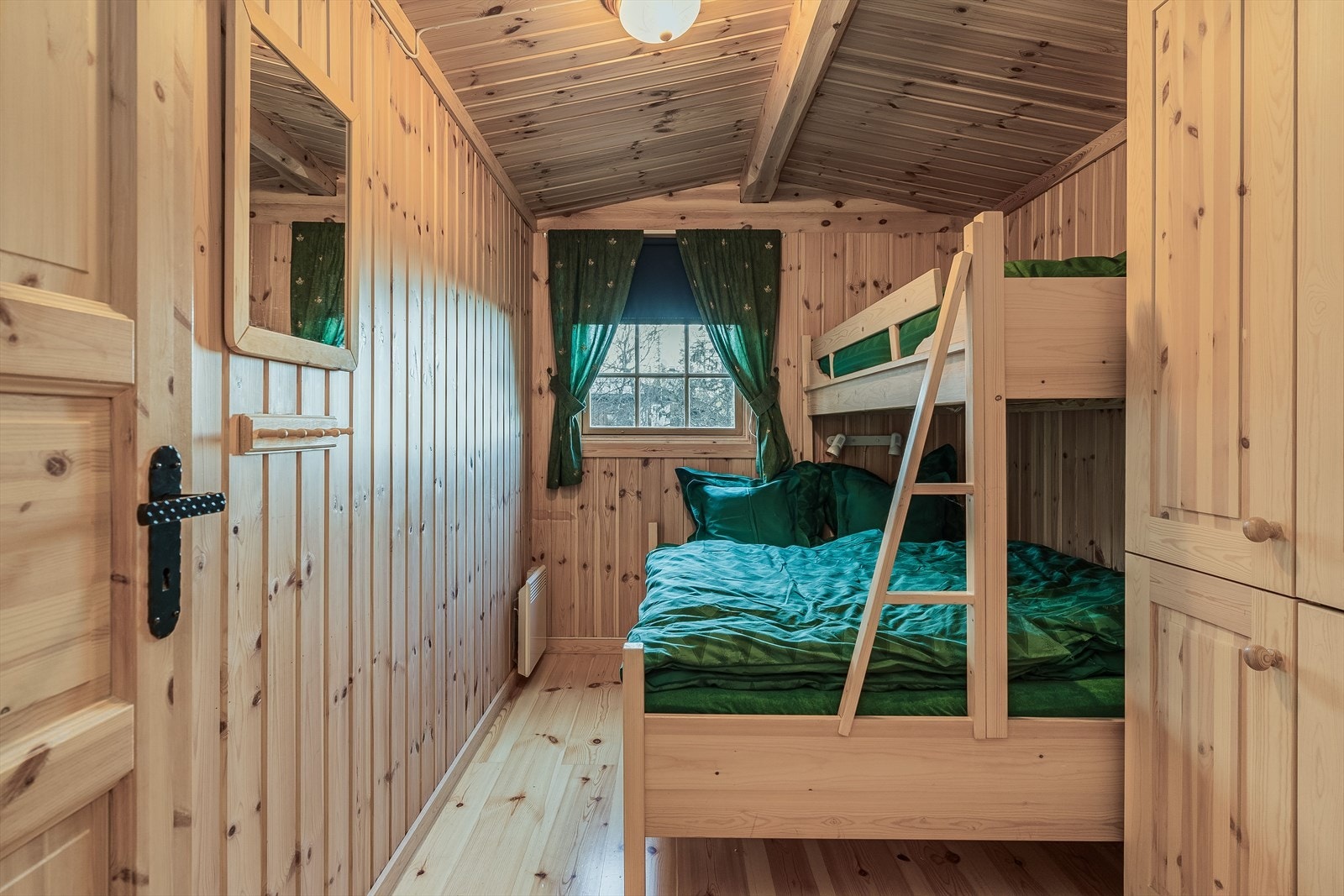 Det andre soverommet er innredet med en praktisk familiekøye og et romslig garderobeskap. Galleribilde