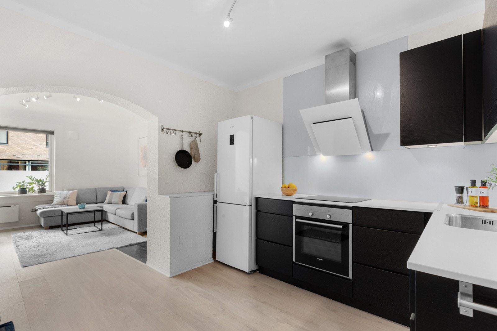 Det er en gjennomgående planløsning med utgang til balkong som vender mot hyggelig grøntområde. Galleribilde