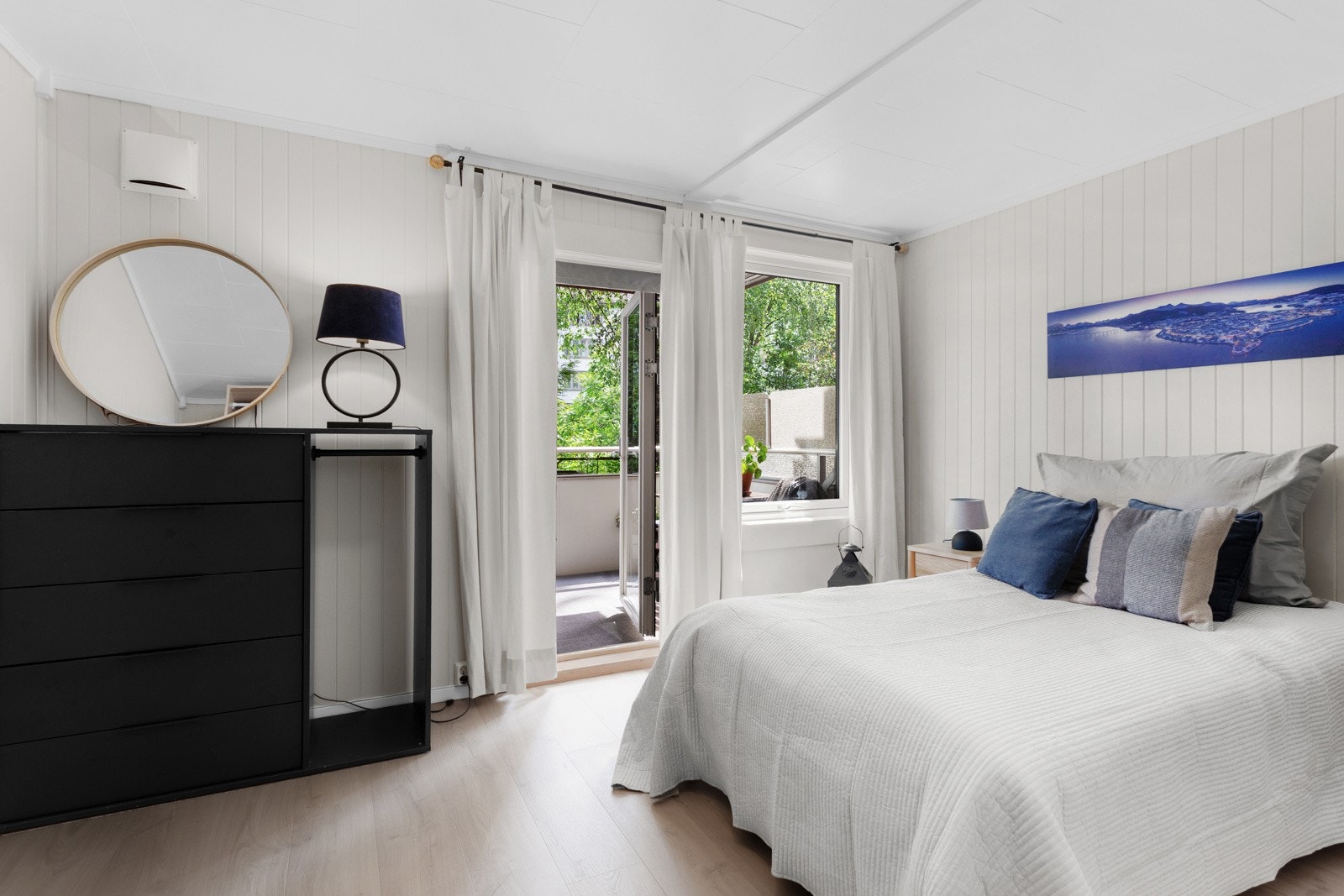 Soverommet er pusset opp og gulv har blitt skiftet ut i 2025. Galleribilde