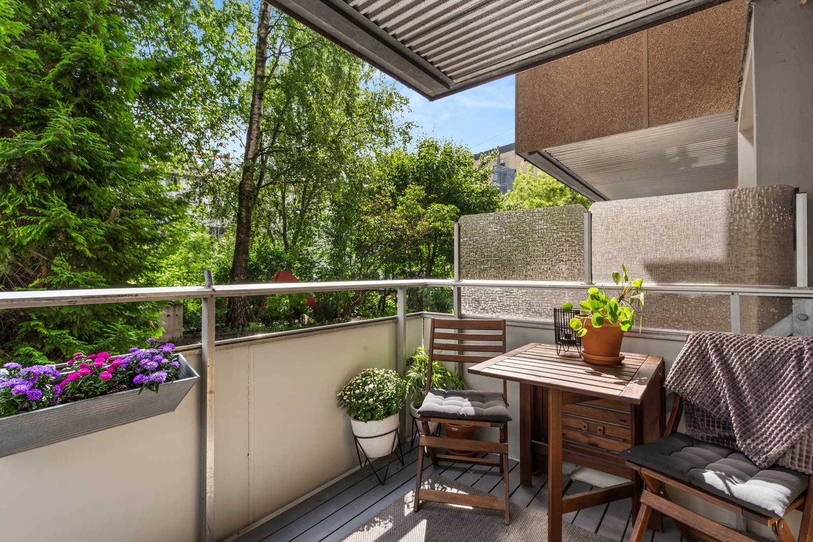 Balkongen vender inn mot grønn bakgård og er på 6 kvm. Galleribilde