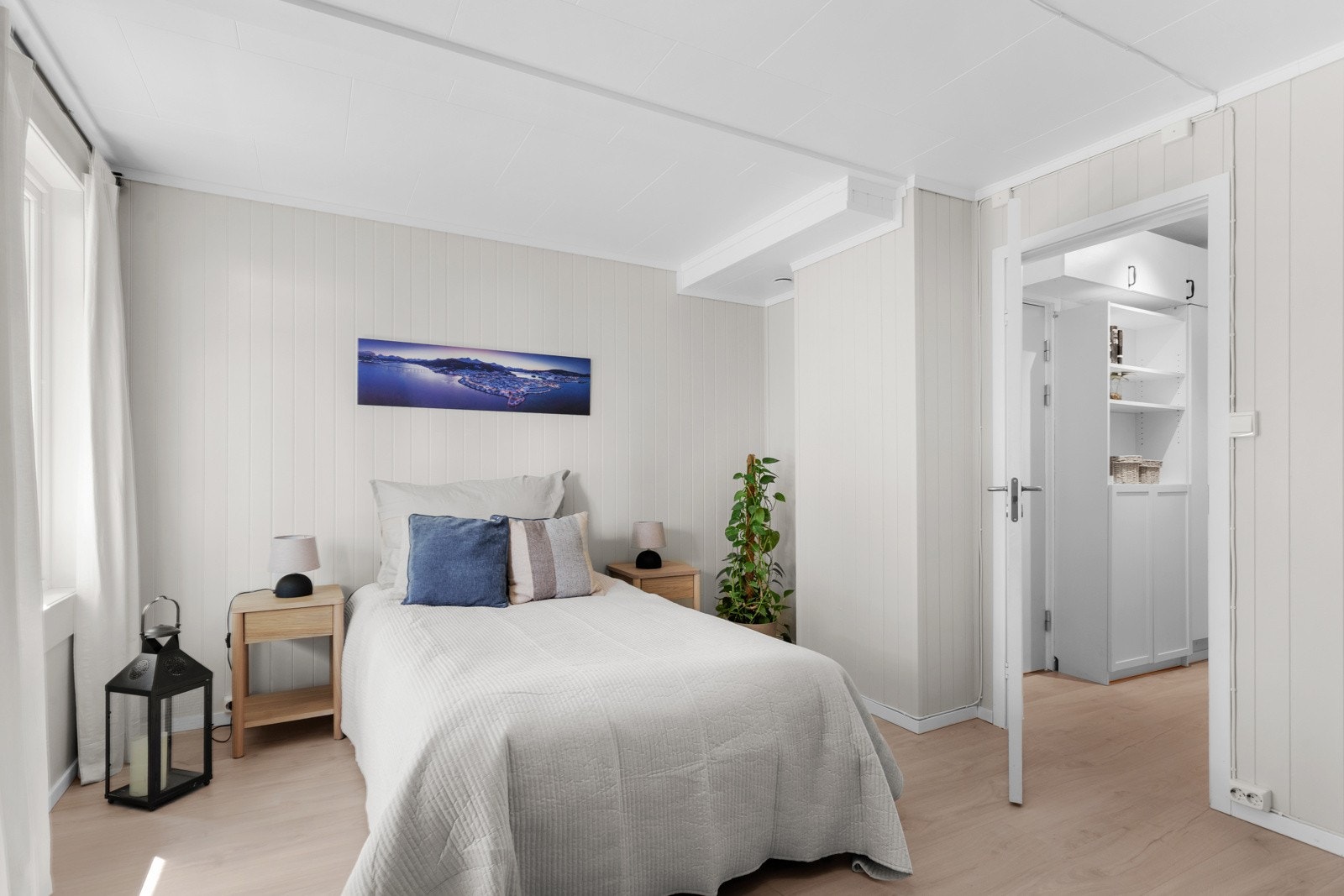 Det er god skapplass og plass til stor dobbeltseng og nattbord. Galleribilde