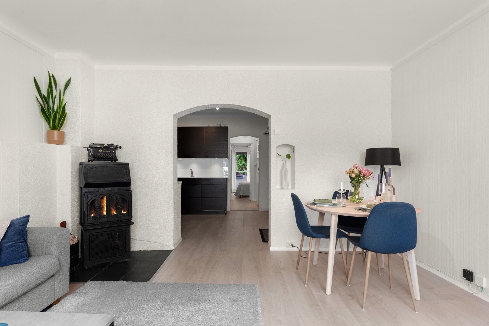 Lys og innbydende stue. Galleribilde