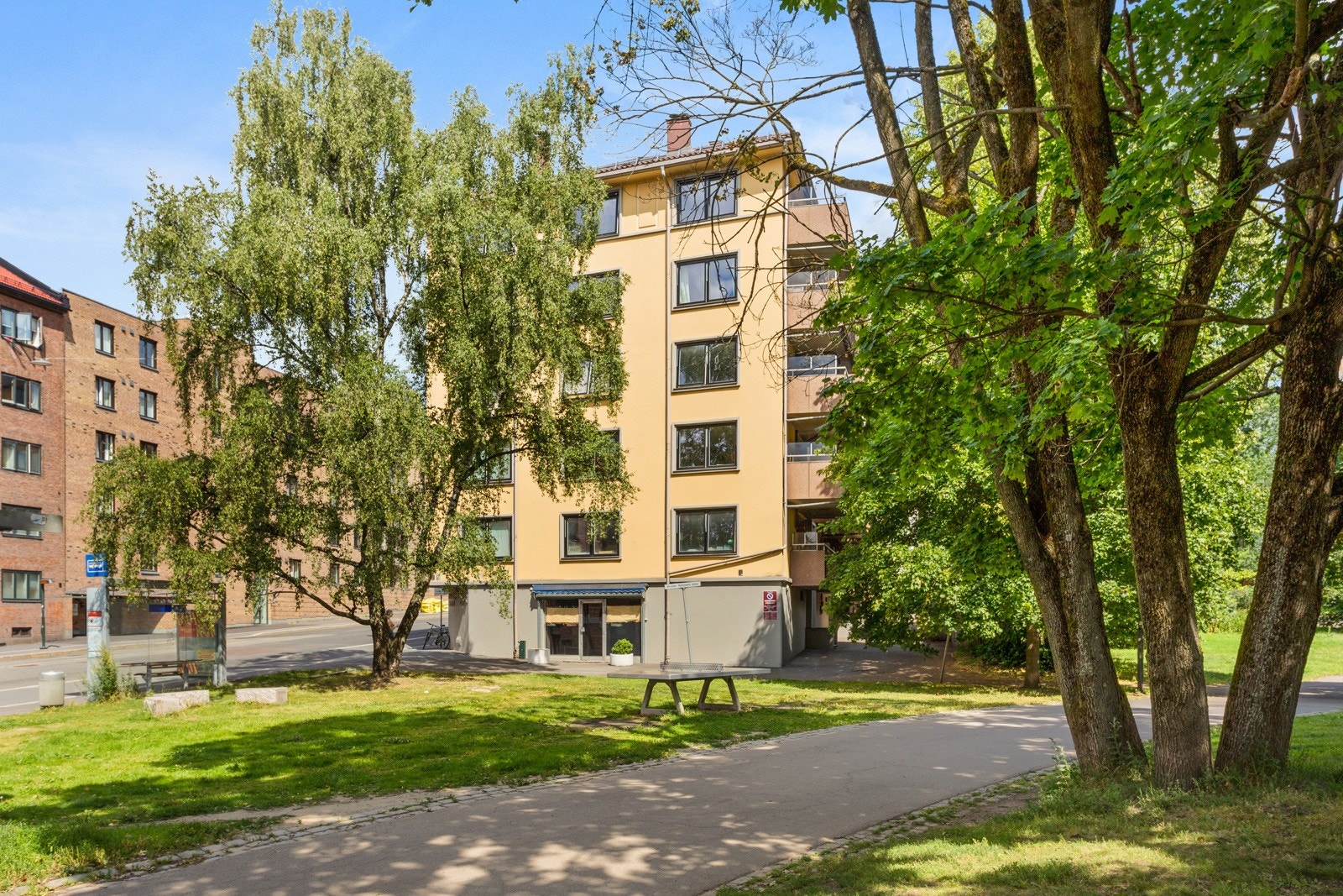 Hyggelig grøntområde rett utenfor tar deg ned mot Grunerløkka eller opp mot Torshov. Kort vei til flere bussforbindelser. Galleribilde