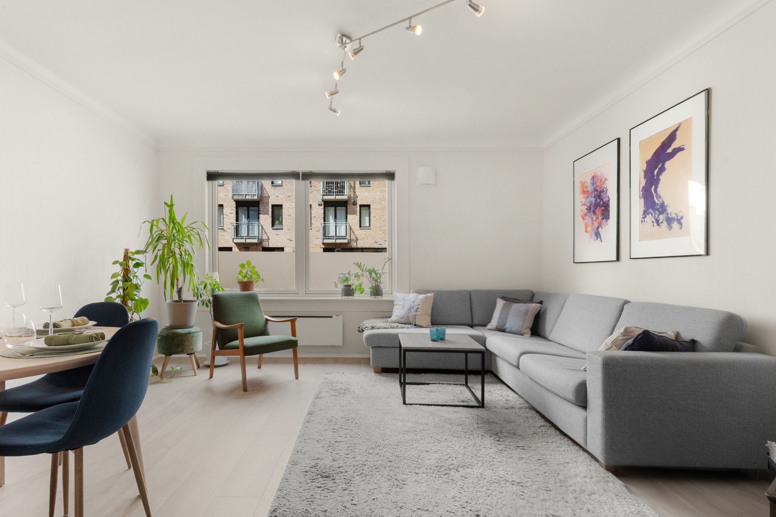 Leiligheten har en romslig stue med plass til sofa, tilhørende tv-møblement og spiseplass. Galleribilde