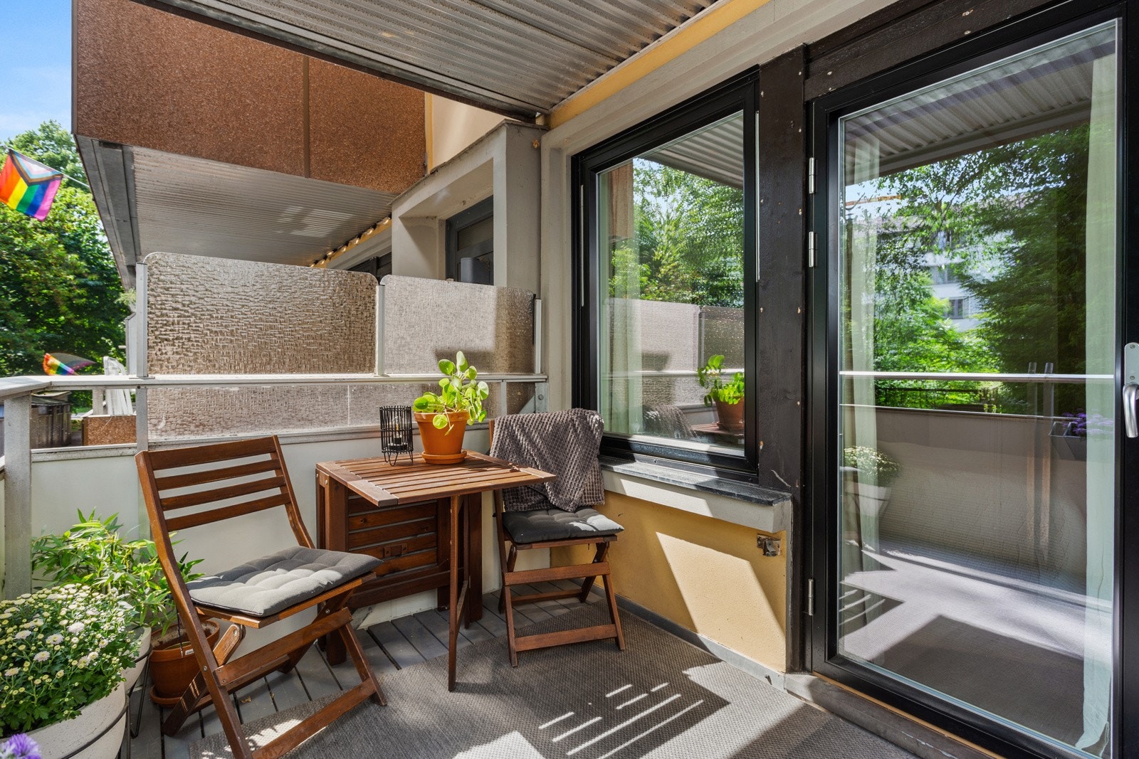 Fra soverommet er det utgang til balkong, beliggende i høy 1. etg. og i hjørnet av bakgården. Her er det plass til sittegruppe, grill og beplantning. Galleribilde