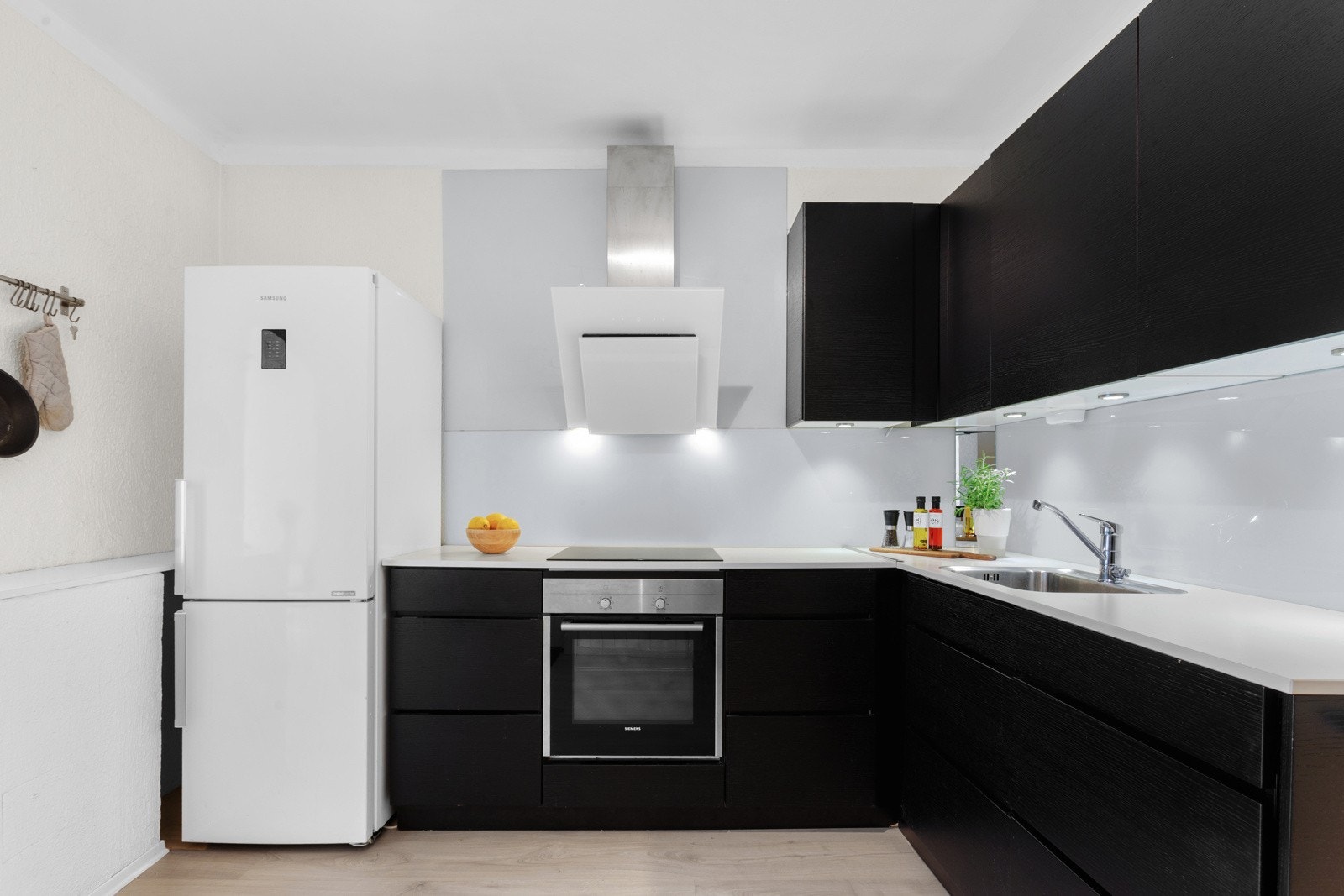 Kjøkkenet ble pusset opp i 2015 og fremstår både som stilrent og praktisk. Galleribilde