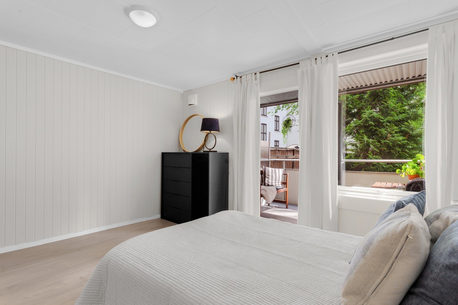 Soverommet vender mot rolig bakgård og har utgang til en herlig balkong Galleribilde