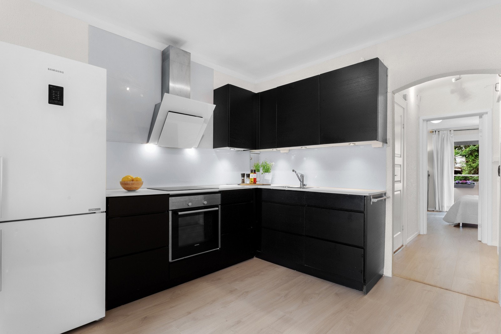 Pent og moderne kjøkken fra Kvik med delvis åpen løsning mot stue. Galleribilde