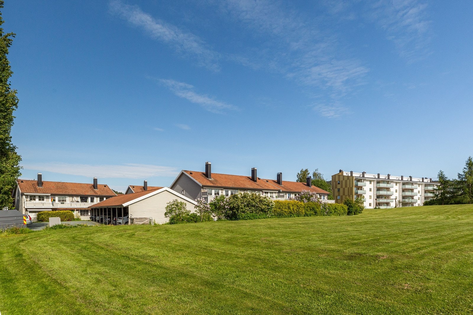 Fra eiendommen er det gangavstand til både butikker, kjøpesenter og buss. Galleribilde