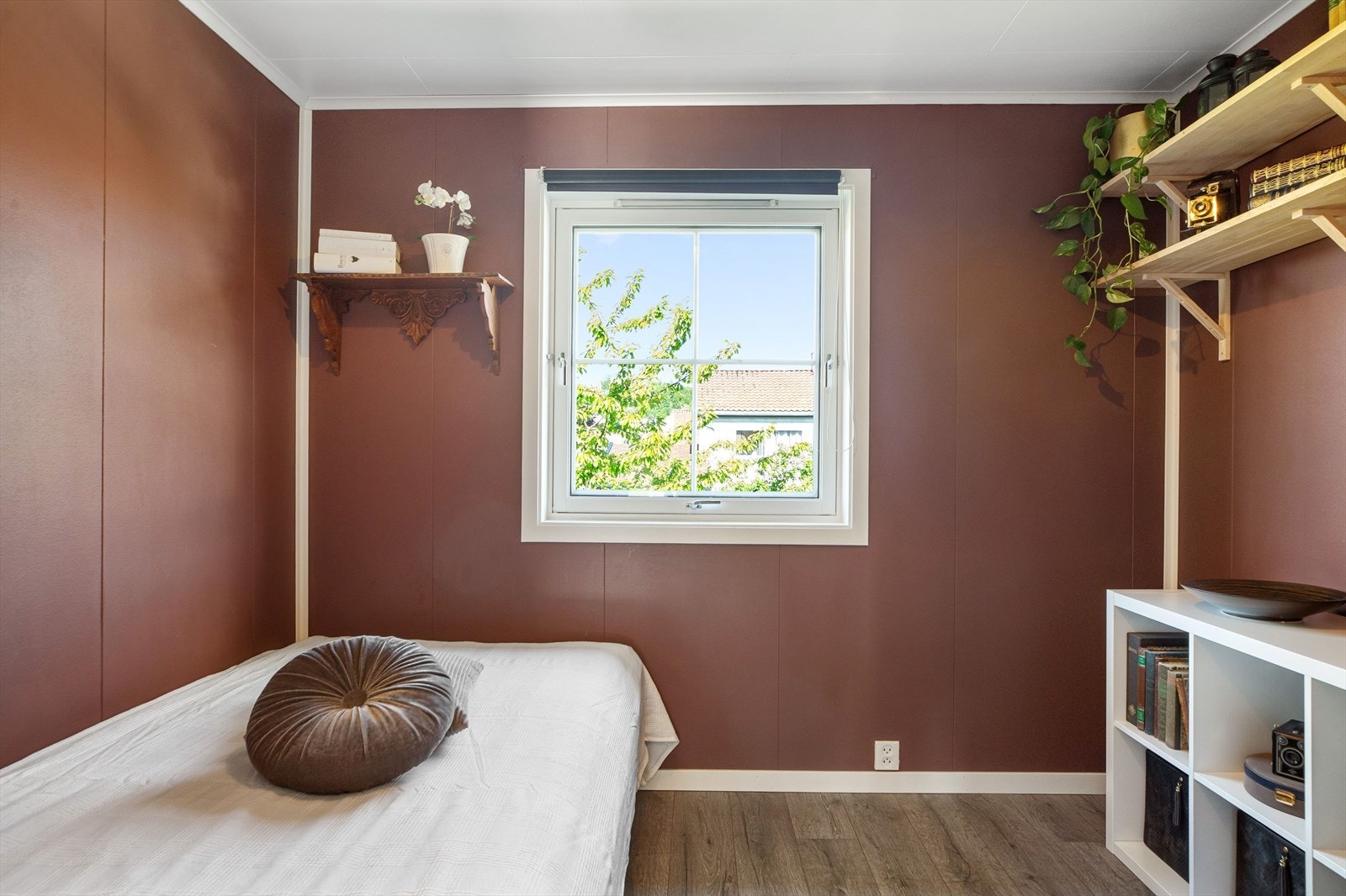 Det minste soverommet passer fint som barnerom, og det er kort gangavstand til barnehage og skoler. Galleribilde