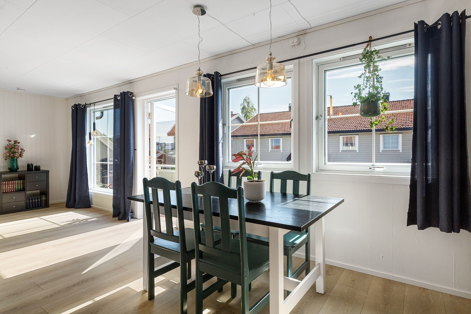 Stue/kjøkken er lys og innbydende med pen innredning og store vindusflater. Galleribilde