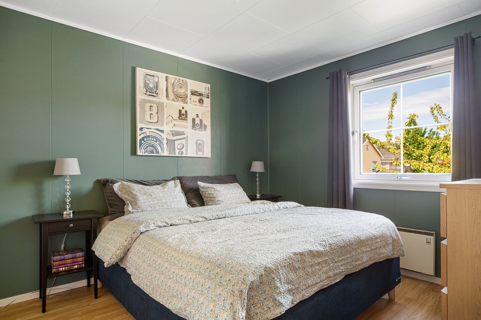 Leiligheten har to fine soverom på henholdsvis 6,5 og 12 kvm. Galleribilde