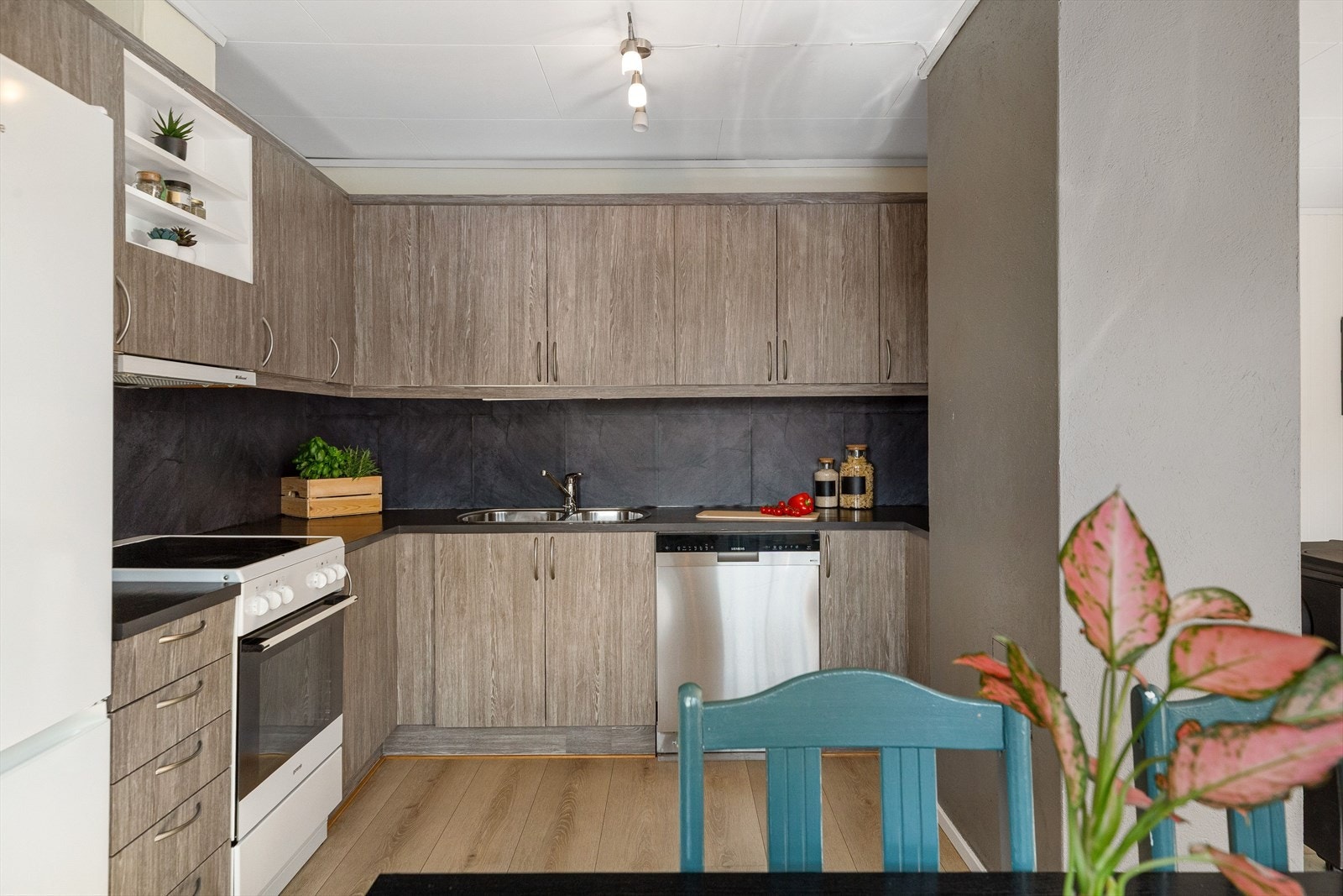 Innredningen har nisje for komfyr, opplegg for oppvaskmaskin og plass til kjøle/fryseskap. Galleribilde